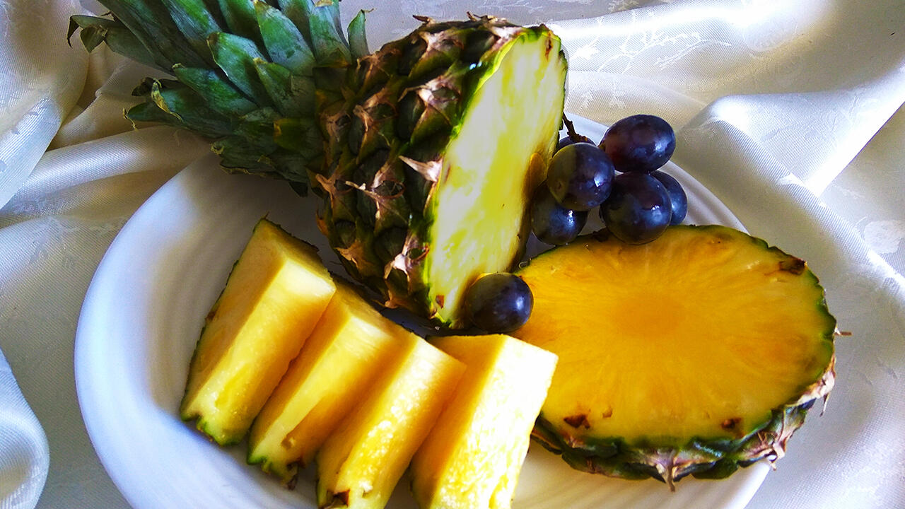 Geübte Hobbygärtner können leckere Ananas aus eigenem Anbau servieren. Geübte Hobbygärtner können leckere Ananas aus eigenem Anbau servieren.