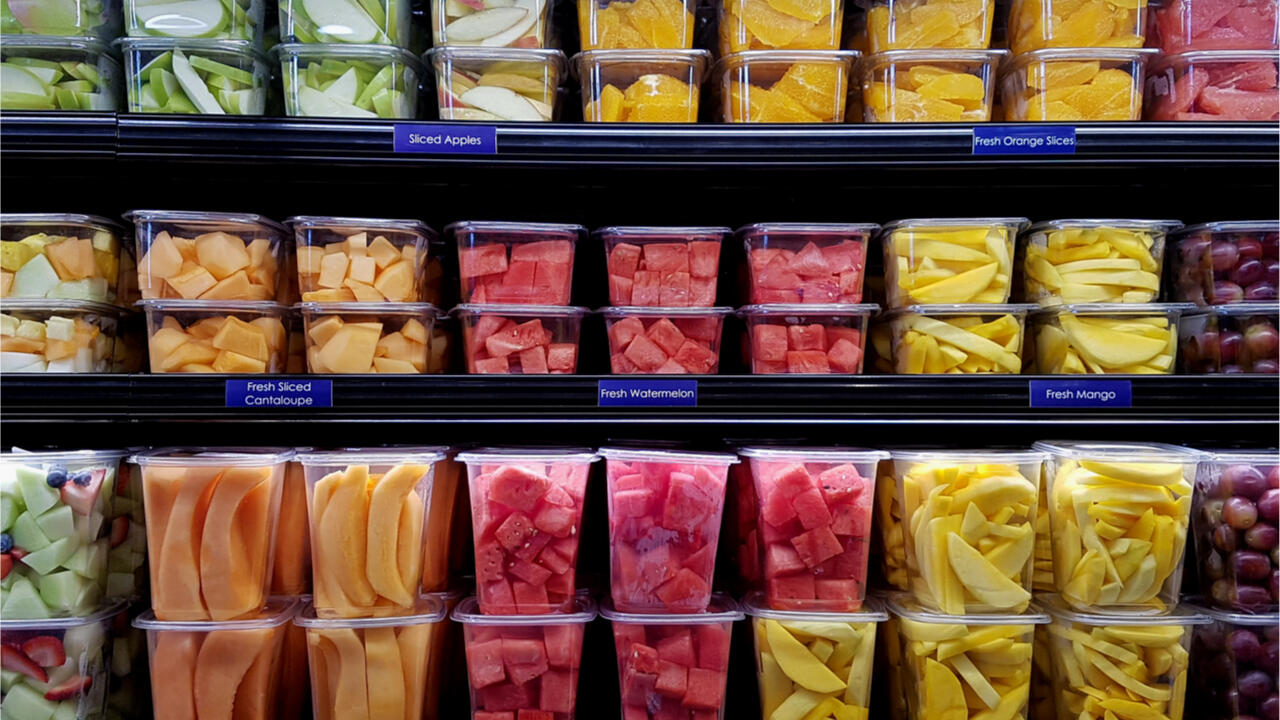 Kein unmöglicher Anblick in deutschen Supermärkten: Obst und Gemüse werden unnötig in Plastik verpackt. Kein unmöglicher Anblick in deutschen Supermärkten: Obst und Gemüse werden unnötig in Plastik verpackt.