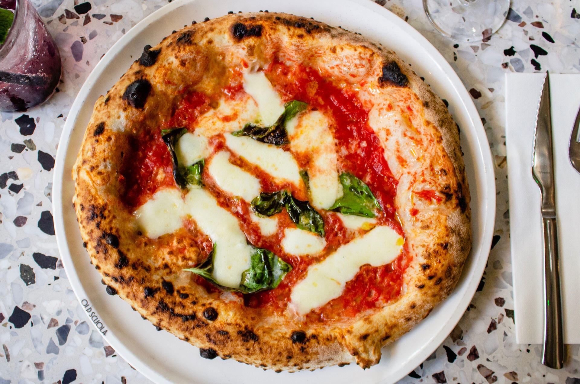 Pizza braucht nicht viel mehr als Tomatensauce, guten Mozzarella und Basilikum. Pizza braucht nicht viel mehr als Tomatensauce, guten Mozzarella und Basilikum.