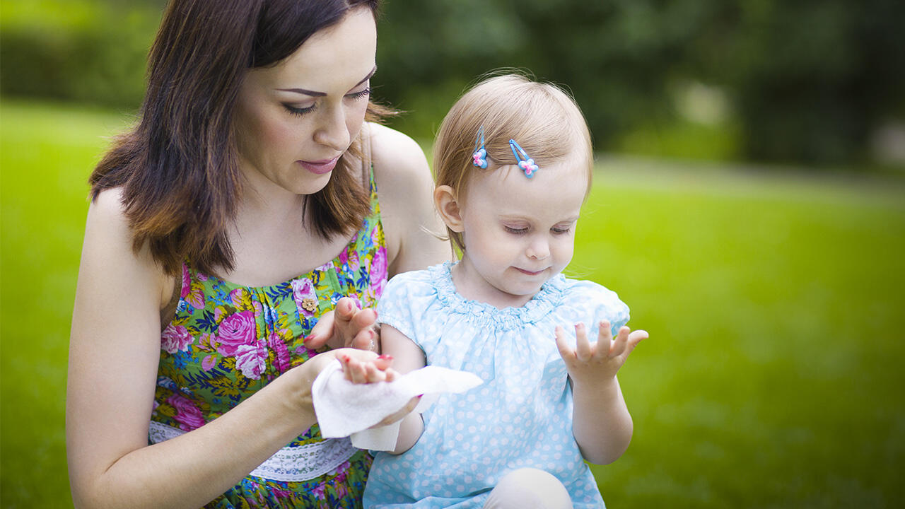 Wird nicht nur am Babypopo verwendet: Feuchttücher sind ein beliebtes Produkt für die Babypflege.