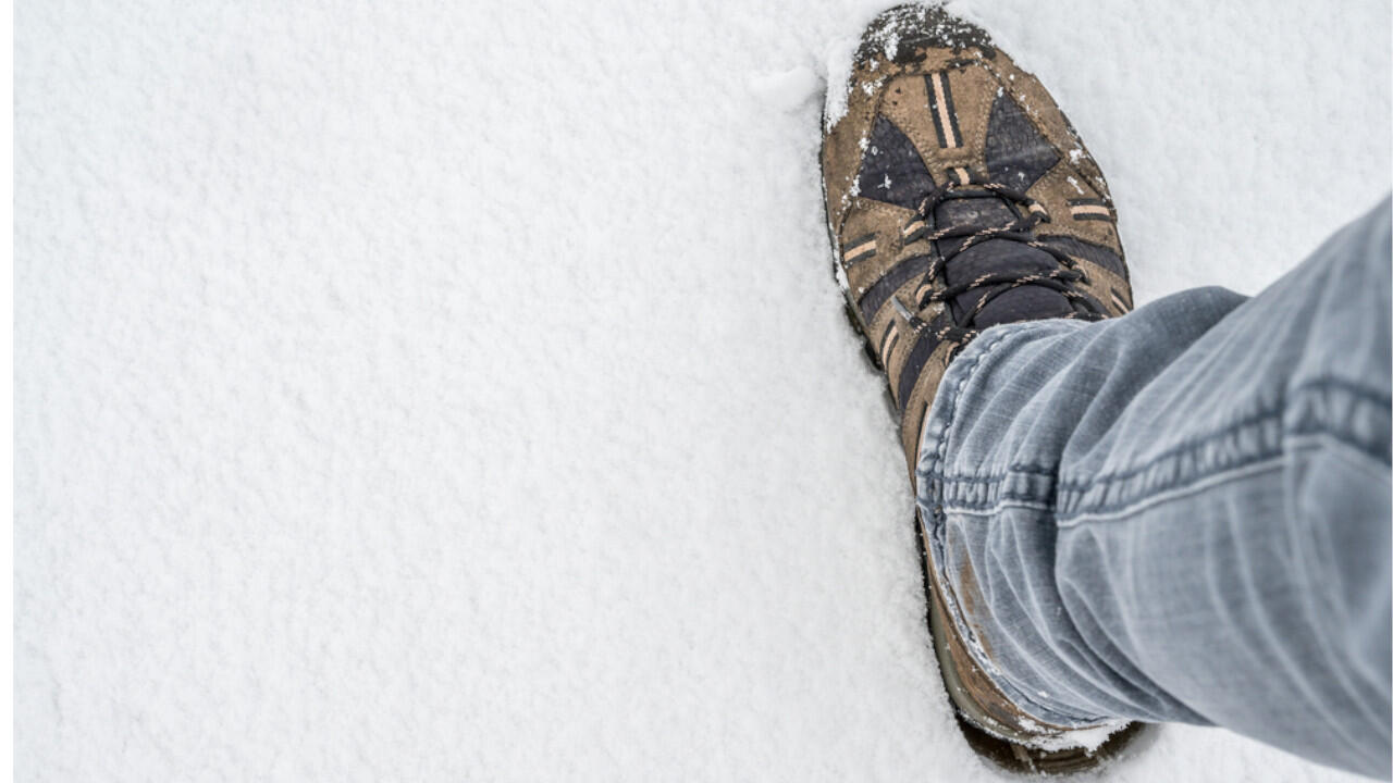 Im Winter werden Schuhe schnell nass - mit Wachsresten können Sie sie imprägnieren.