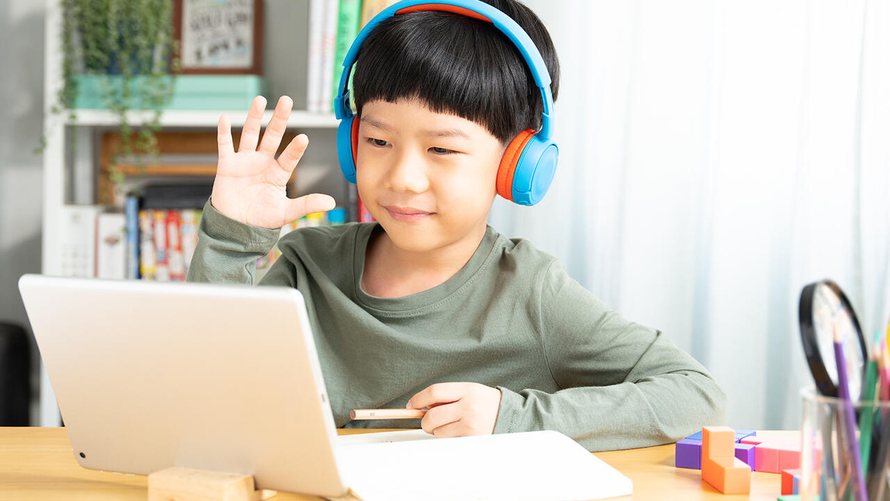 Videokonferenzen zu bestimmten Uhrzeiten geben Kindern eine feste Struktur.