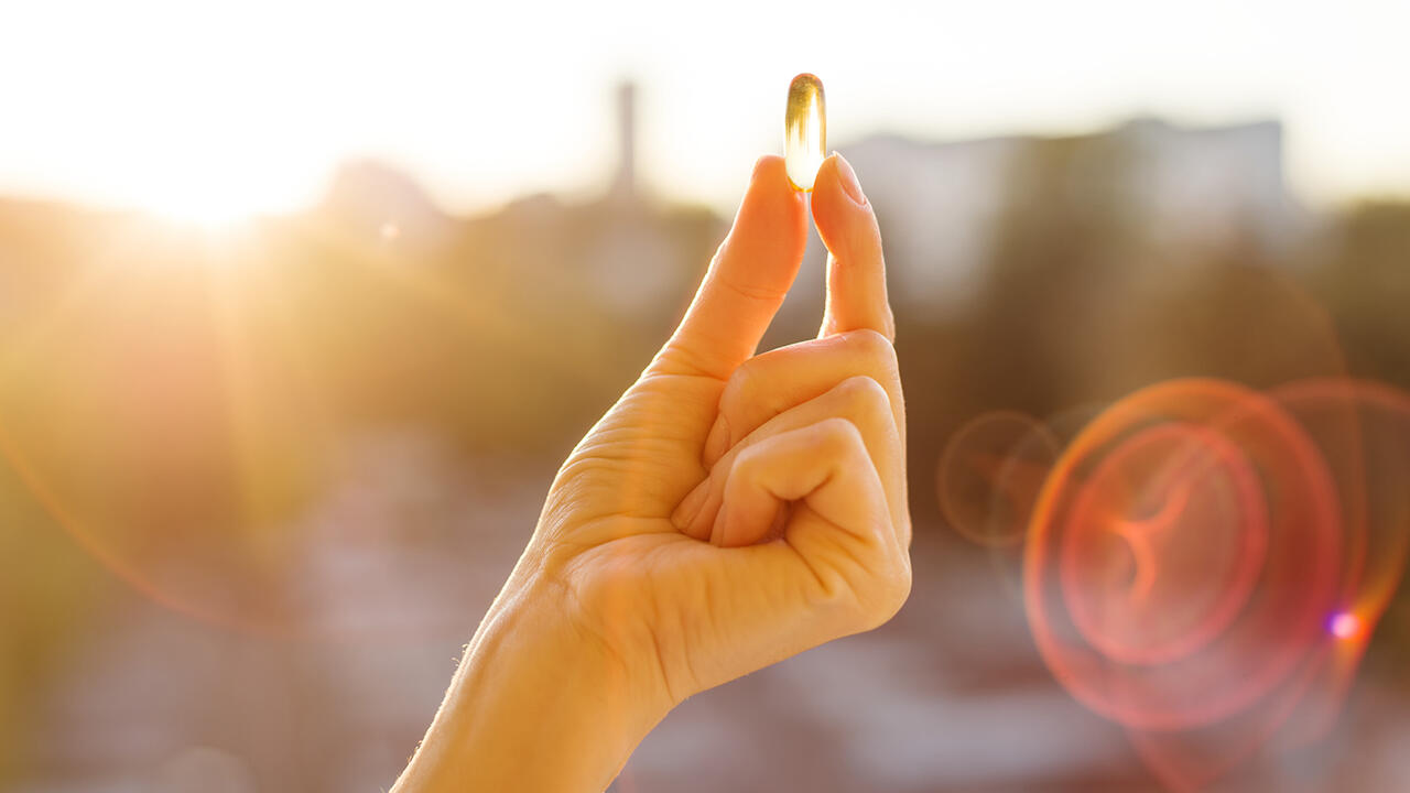 Oft wird Vitamin D als regelrechtes Allheilmittel angepriesen. Aber statt einfach Tabletten einzuwerfen ist es besser, vorher beim Arzt abzuklären, ob überhaupt ein Vitamin-D-Mangel vorliegt. Oft wird Vitamin D als regelrechtes Allheilmittel angepriesen. Aber statt einfach Tabletten einzuwerfen ist es besser, vorher beim Arzt abzuklären, ob überhaupt ein Vitamin-D-Mangel vorliegt.