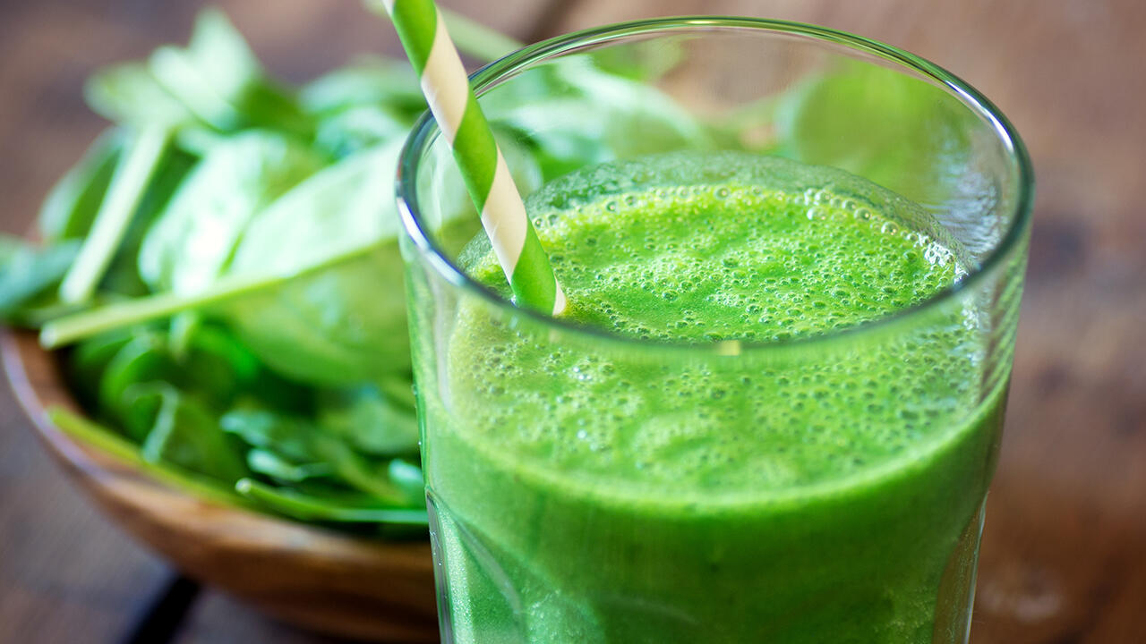 Wer sich der Sirtfood-Diät unterzieht, sollte grüne Smoothies mögen. Denn gerade in den ersten Diätphasen stehen sie auf dem Speiseplan. Wer sich der Sirtfood-Diät unterzieht, sollte grüne Smoothies mögen. Denn gerade in den ersten Diätphasen stehen sie auf dem Speiseplan.