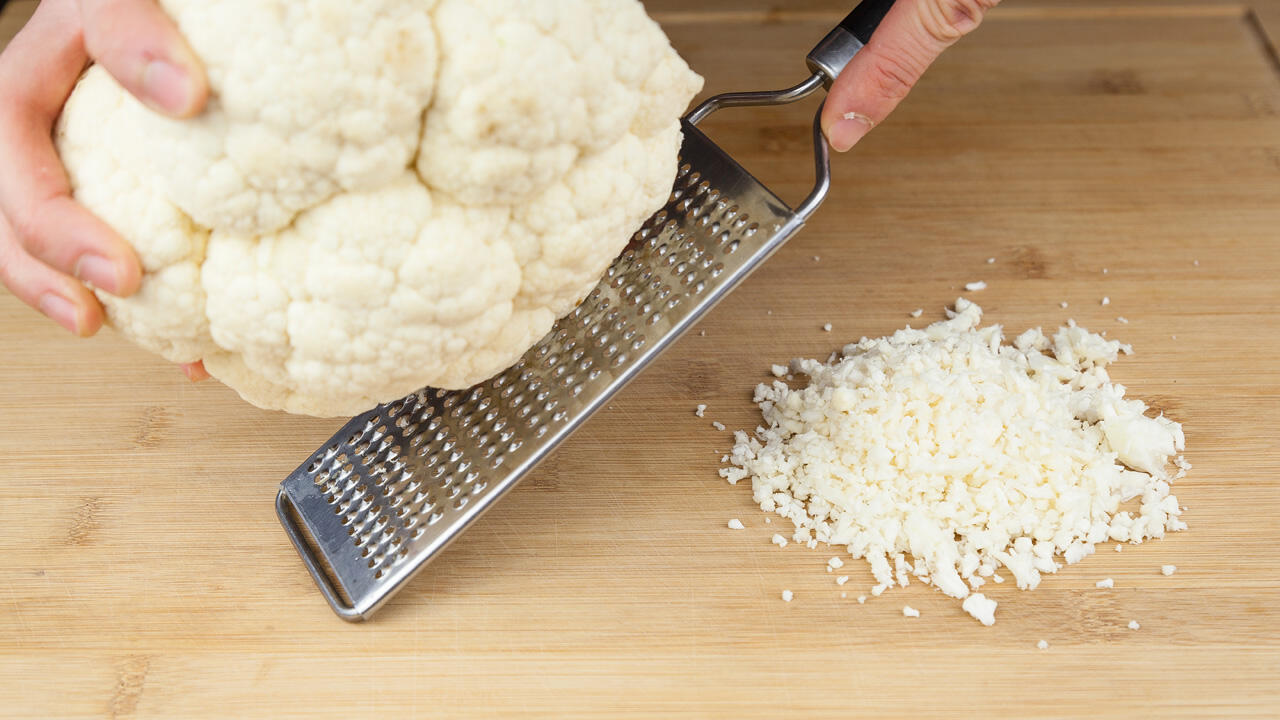 Wer keinen Mixer zur Hand hat, kann den Blumenkohl mit einer Reibe zerkleinern. Wer keinen Mixer zur Hand hat, kann den Blumenkohl mit einer Reibe zerkleinern.