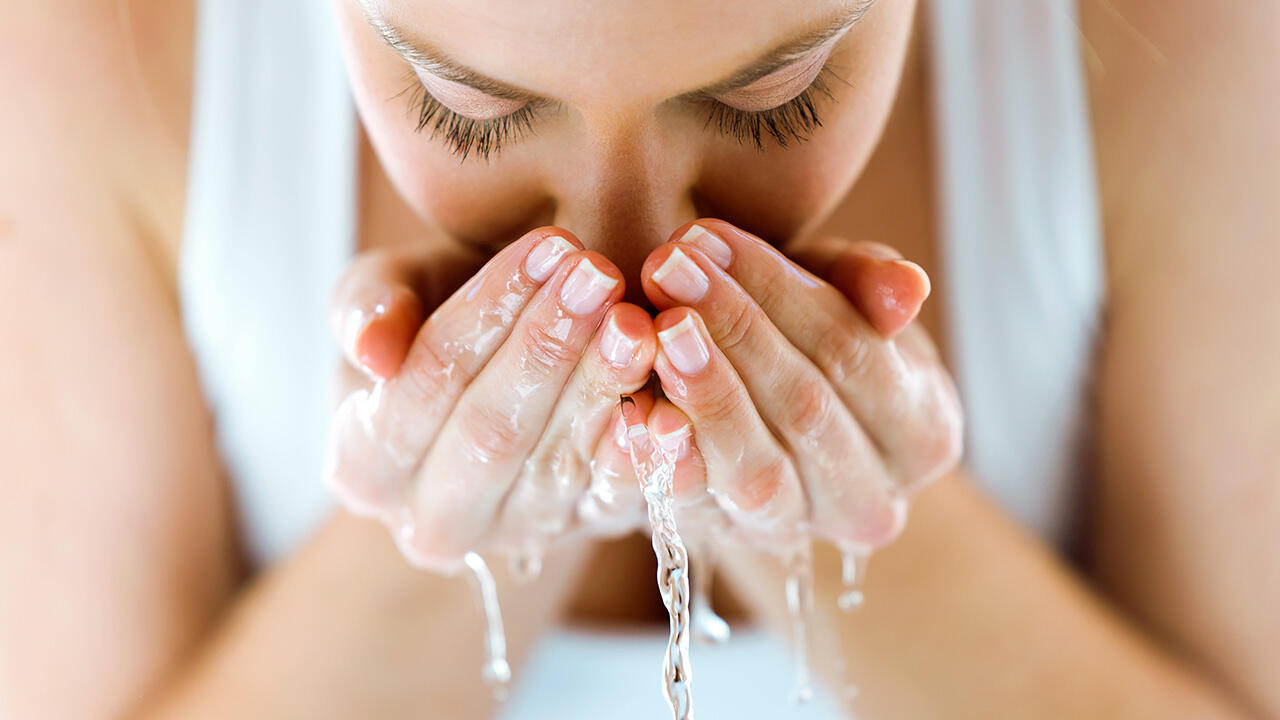 Gesicht reinigen: Nachdem die Reinigungsmilch verwendet wurde, sollte immer mit Wasser nachgespült werden. Gesicht reinigen: Nachdem die Reinigungsmilch verwendet wurde, sollte immer mit Wasser nachgespült werden.