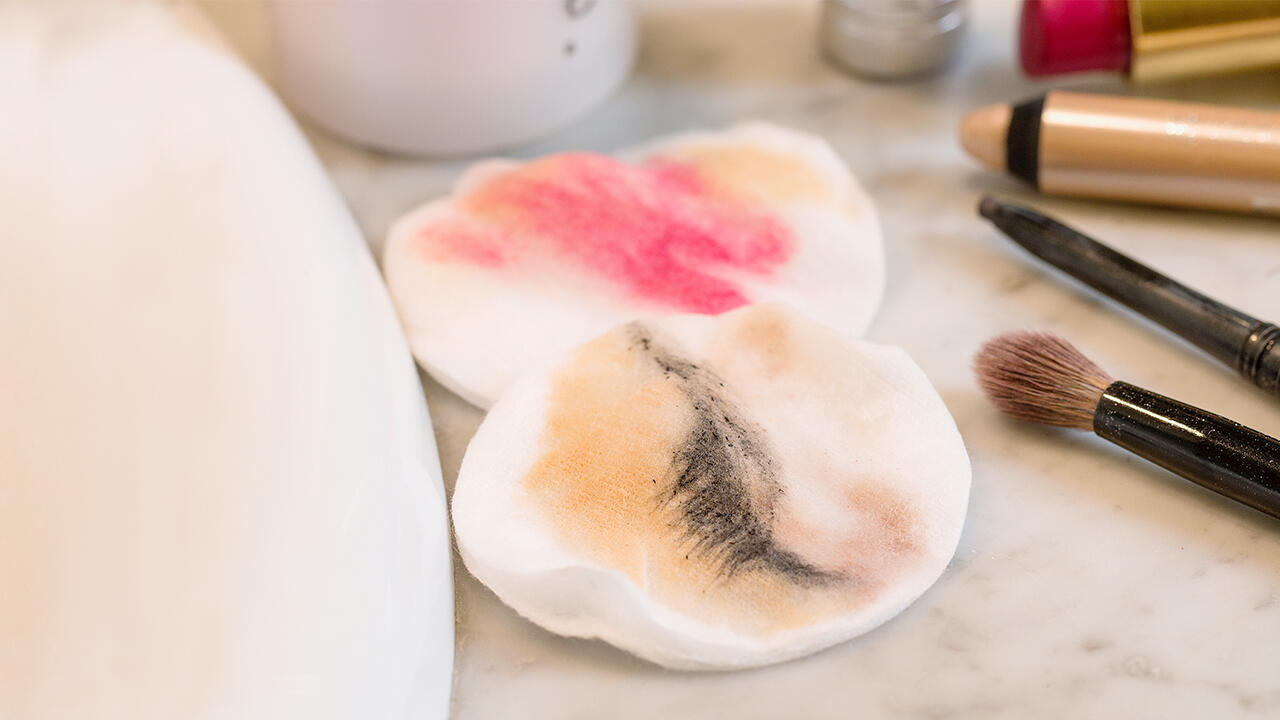 Zehn Augen-Make-up-Entferner im Test können wir zum Abschminken rundum empfehlen. Zehn Augen-Make-up-Entferner im Test können wir zum Abschminken rundum empfehlen.