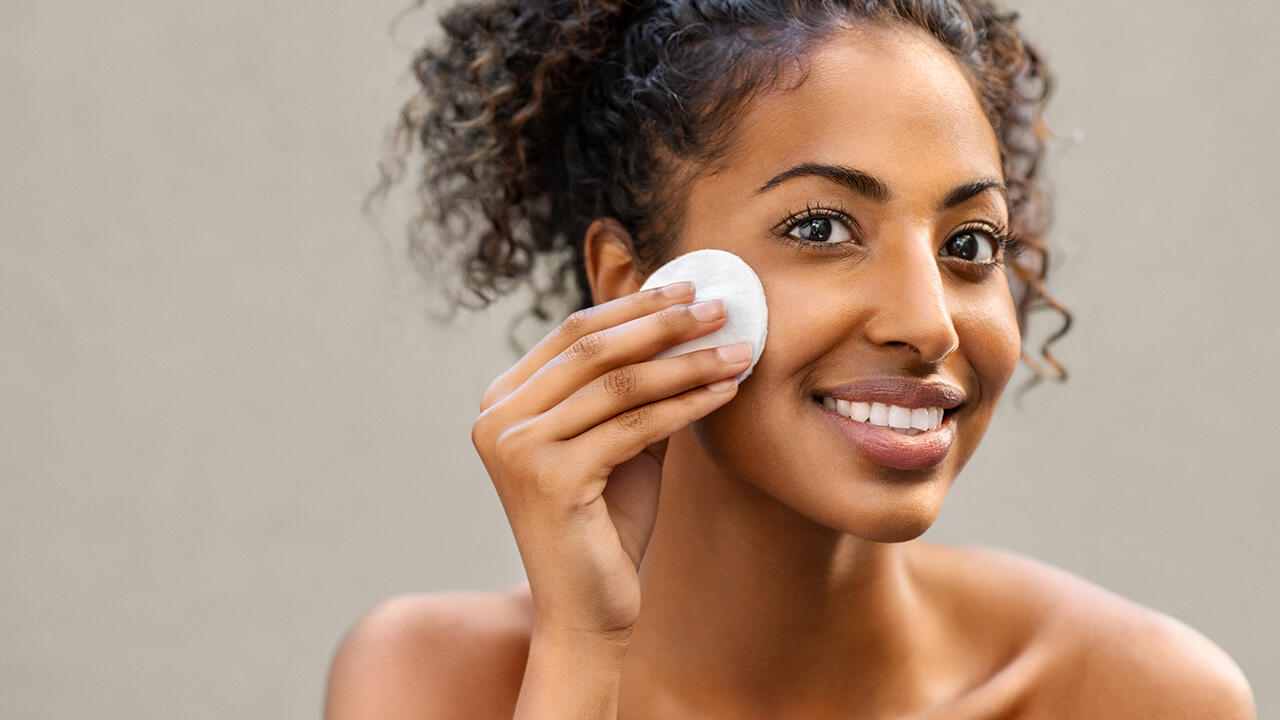 Mizellenwasser verspricht, Make-up und Schmutz mit einem Wisch zu entfernen. Mizellenwasser verspricht, Make-up und Schmutz mit einem Wisch zu entfernen.