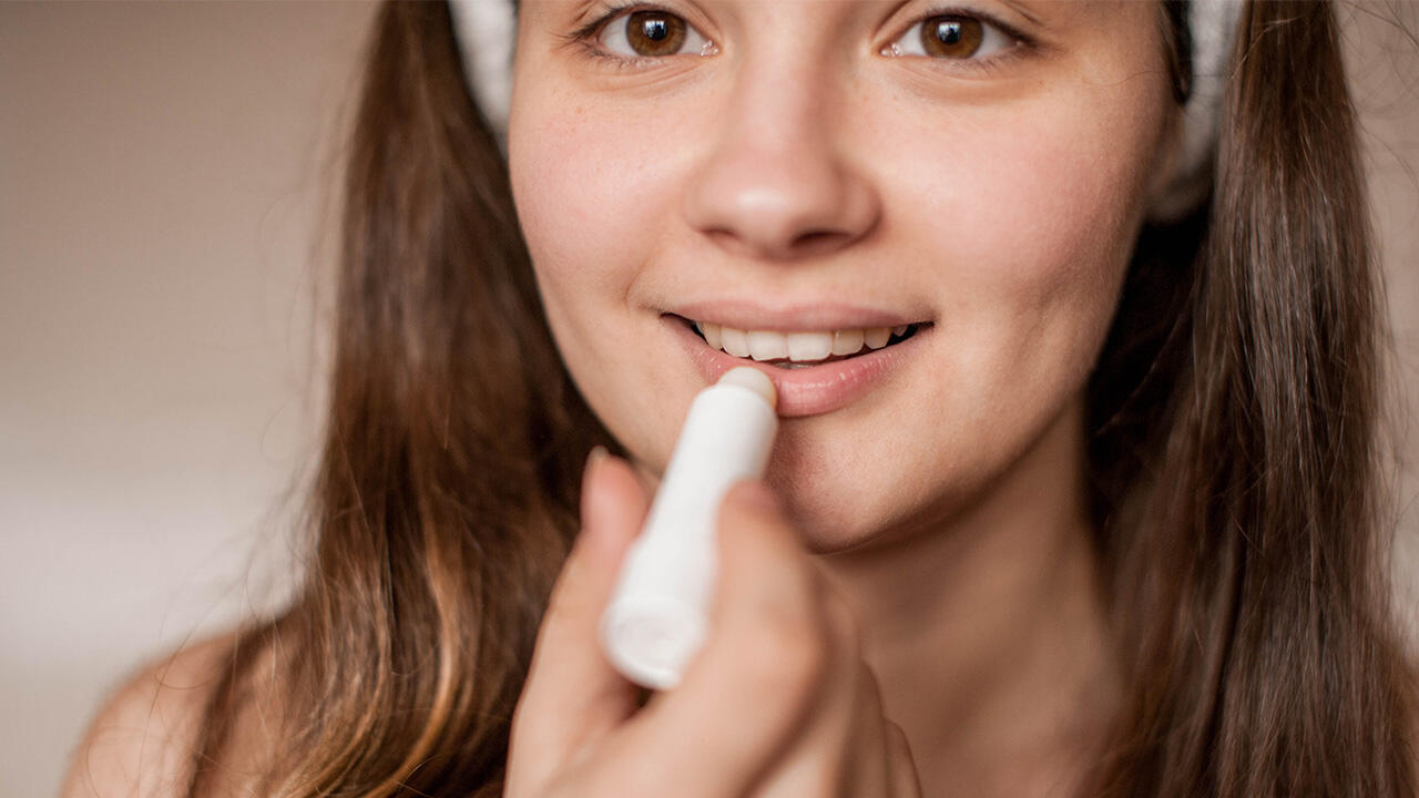 Wer regelmäßig Lippenpflege-Produkte verwendet, verschluckt zwangsläufig einen Teil.