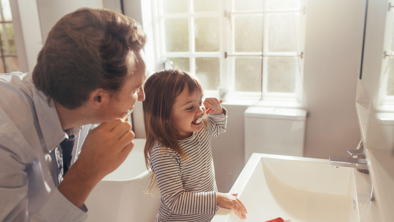 Eltern sollten Kindern beim Zähneputzen helfen. Eltern sollten Kindern beim Zähneputzen helfen.