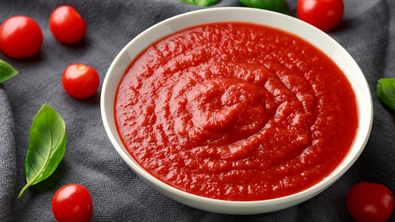 Tomatensoße aus Tomatenmark ist ein perfektes Rezept, wenn's mal schnell gehen muss.