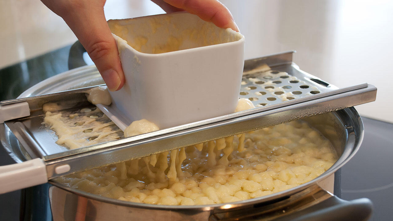 Mit einem Spätzlehobel lassen sich kleine, knubbelige Spätzle herstellen.