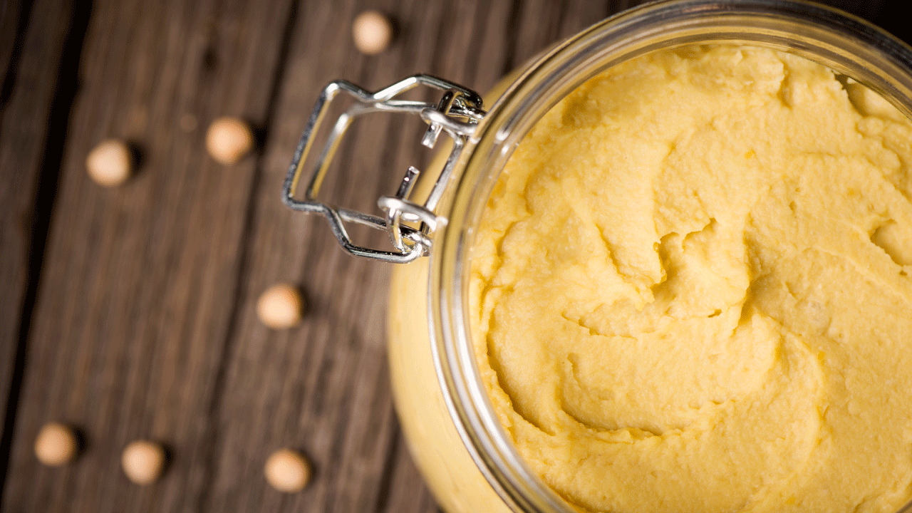 Hummus lässt sich ohne Schwierigkeiten selber machen: Sie benötigen vor allem einen Pürierstab, Kichererbsen, Öl und ein paar Gewürze Hummus lässt sich ohne Schwierigkeiten selber machen: Sie benötigen vor allem einen Pürierstab, Kichererbsen, Öl und ein paar Gewürze