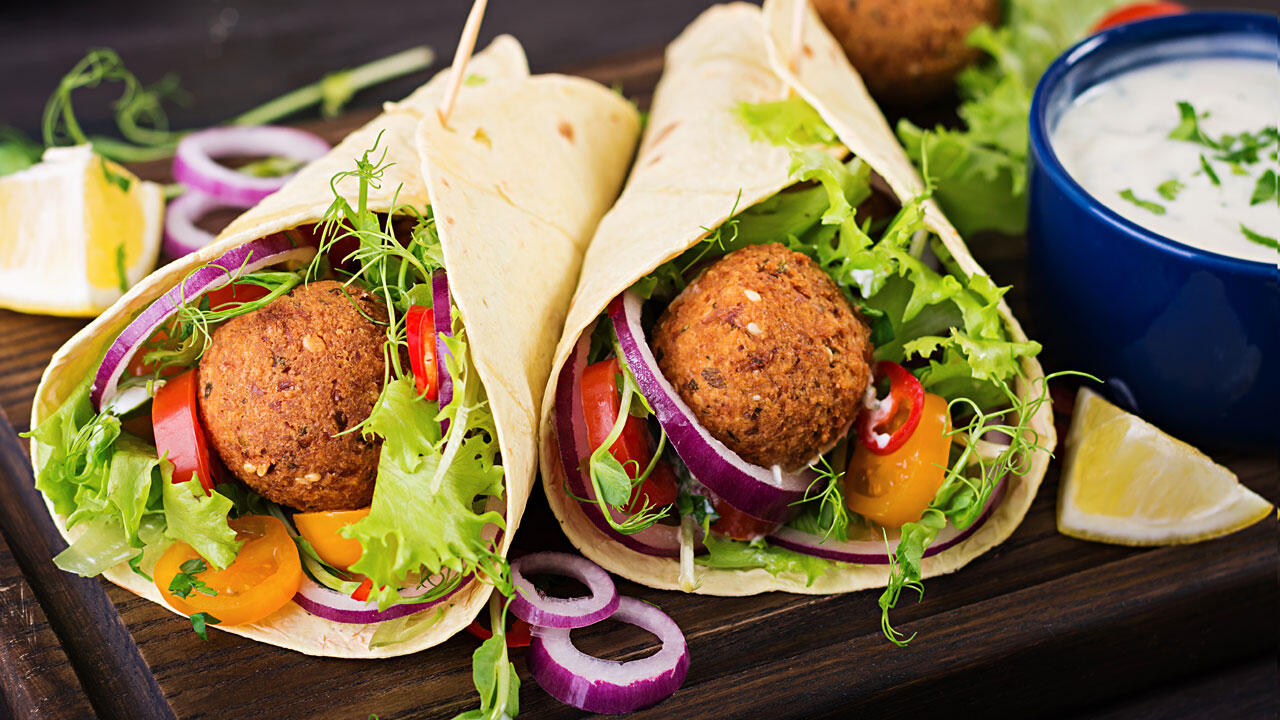 Veganer Fleischersatz: Falafel schmecken lecker in Fladenbrot oder Dürüm. Veganer Fleischersatz: Falafel schmecken lecker in Fladenbrot oder Dürüm.