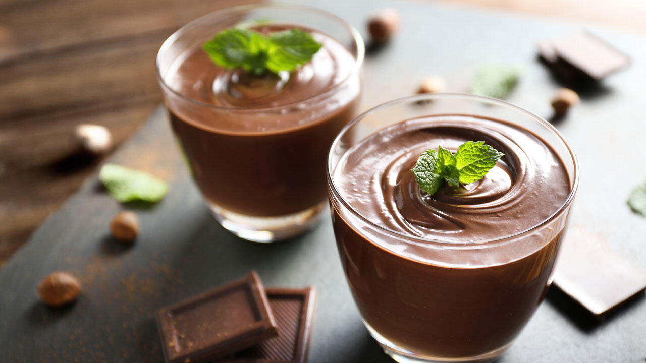 Schokoladen-Pudding selber machen: Mit der Lieblingsschokolade wird er besonders lecker.