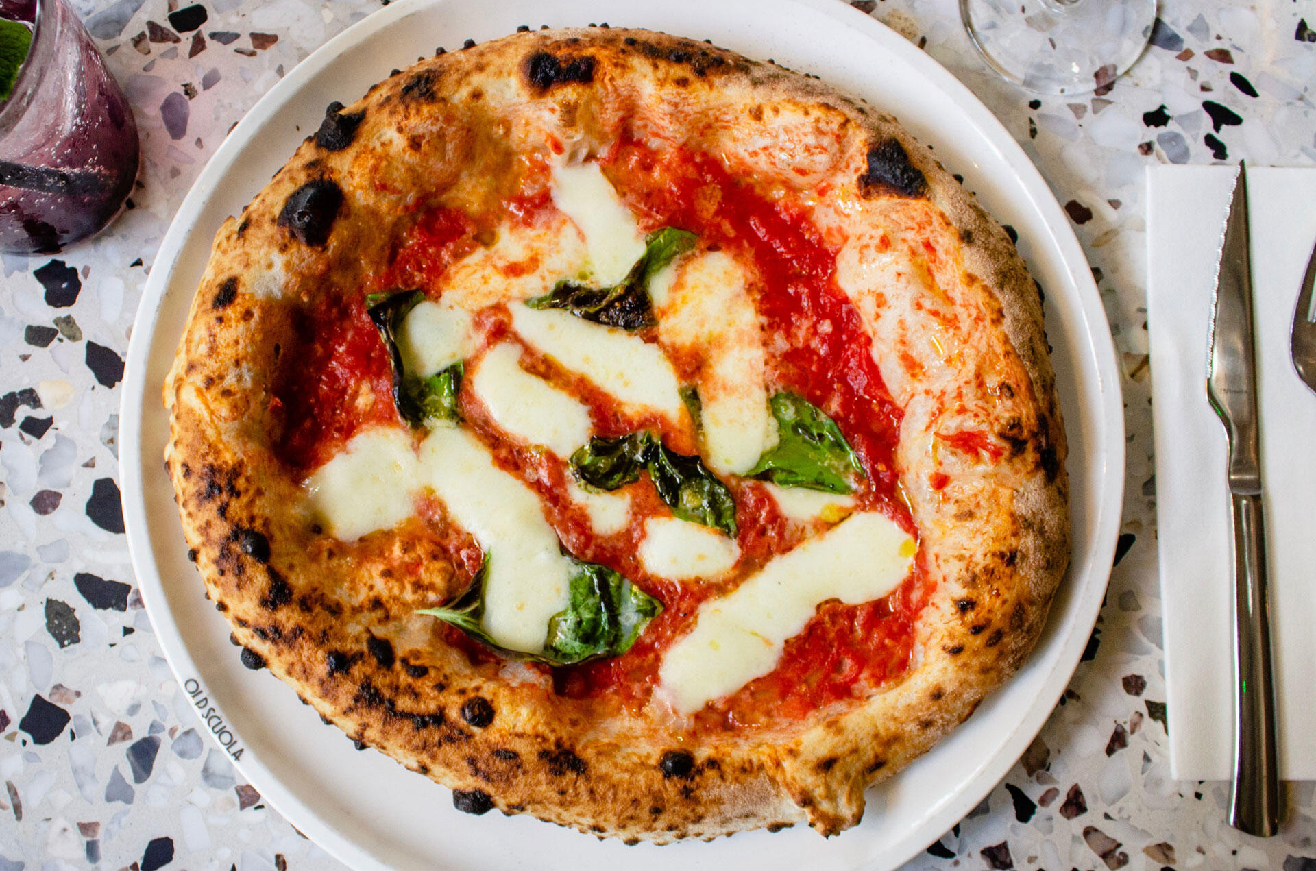 Pizza braucht nicht viel mehr als Tomatensauce, guten Mozzarella und Basilikum.