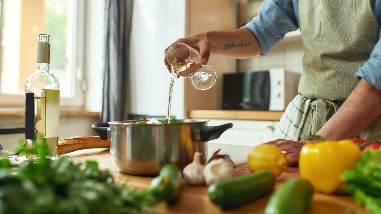 Vorsicht beim Kochen mit Alkohol – nur ein geringer Teil "verkocht". Vorsicht beim Kochen mit Alkohol – nur ein geringer Teil "verkocht".