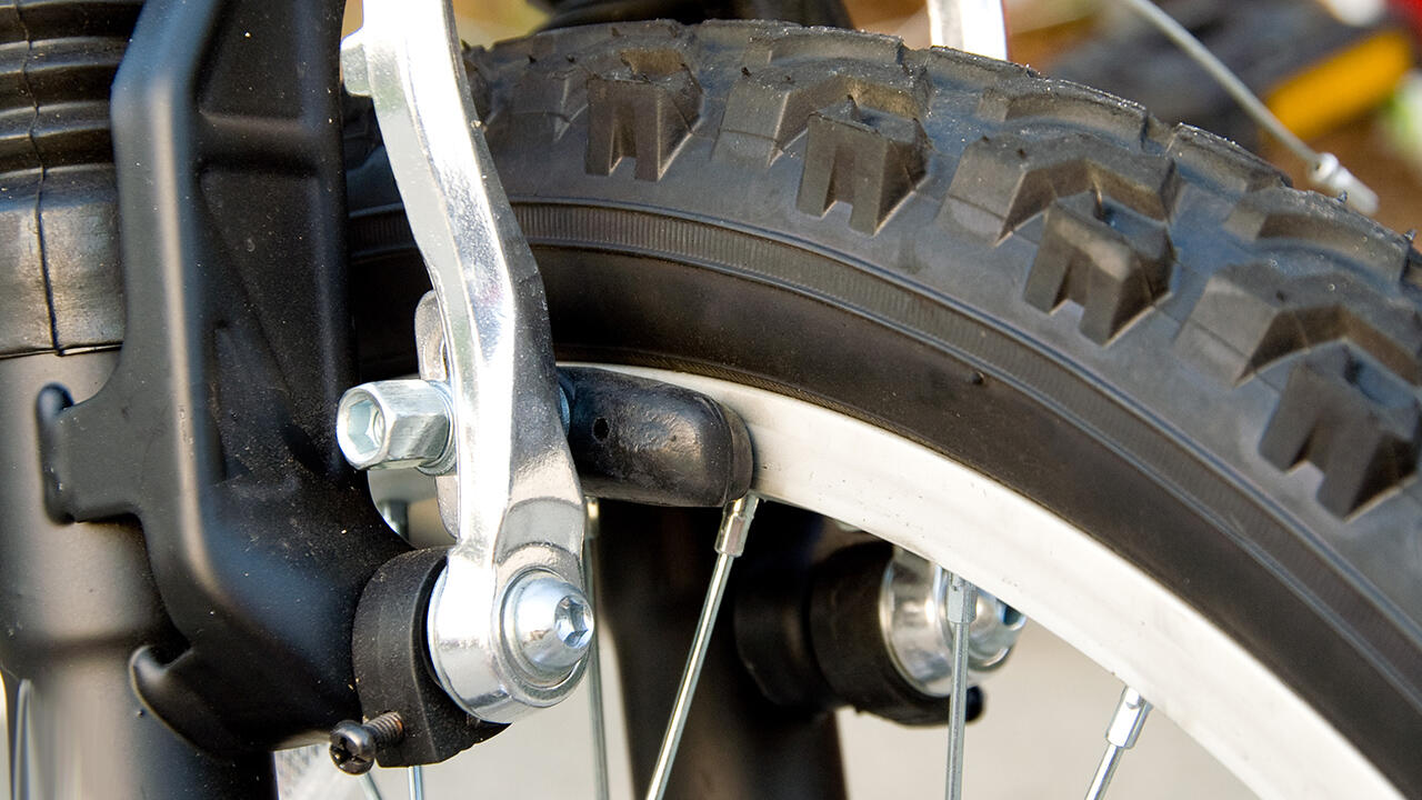 Die wichtigste Komponente beim Fahrrad: Die Bremse - Beläge und Züge - muss sicher sein und regelmäßig geprüft werden.