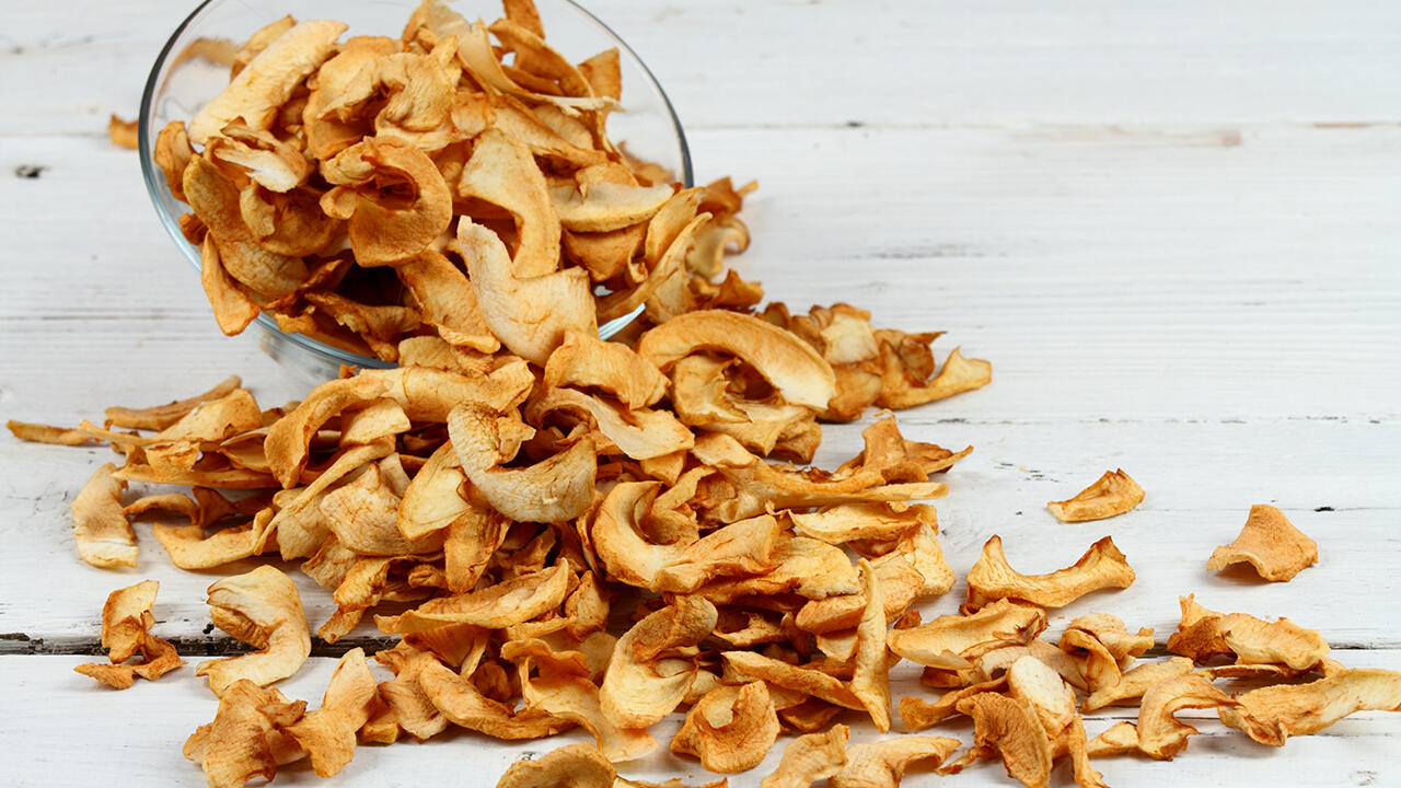 Apfelchips sind die gesunde Alternative zu Kartoffelchips. Ihre Zubereitung ist ganz unkompliziert.