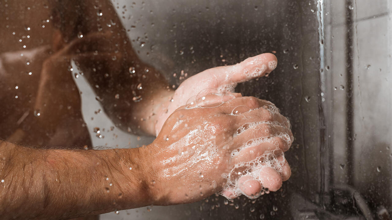 Duschgele für Männer landen sehr häufig auf der Haut und sollten deshalb frei von bedenklichen Inhaltsstoffen sein.