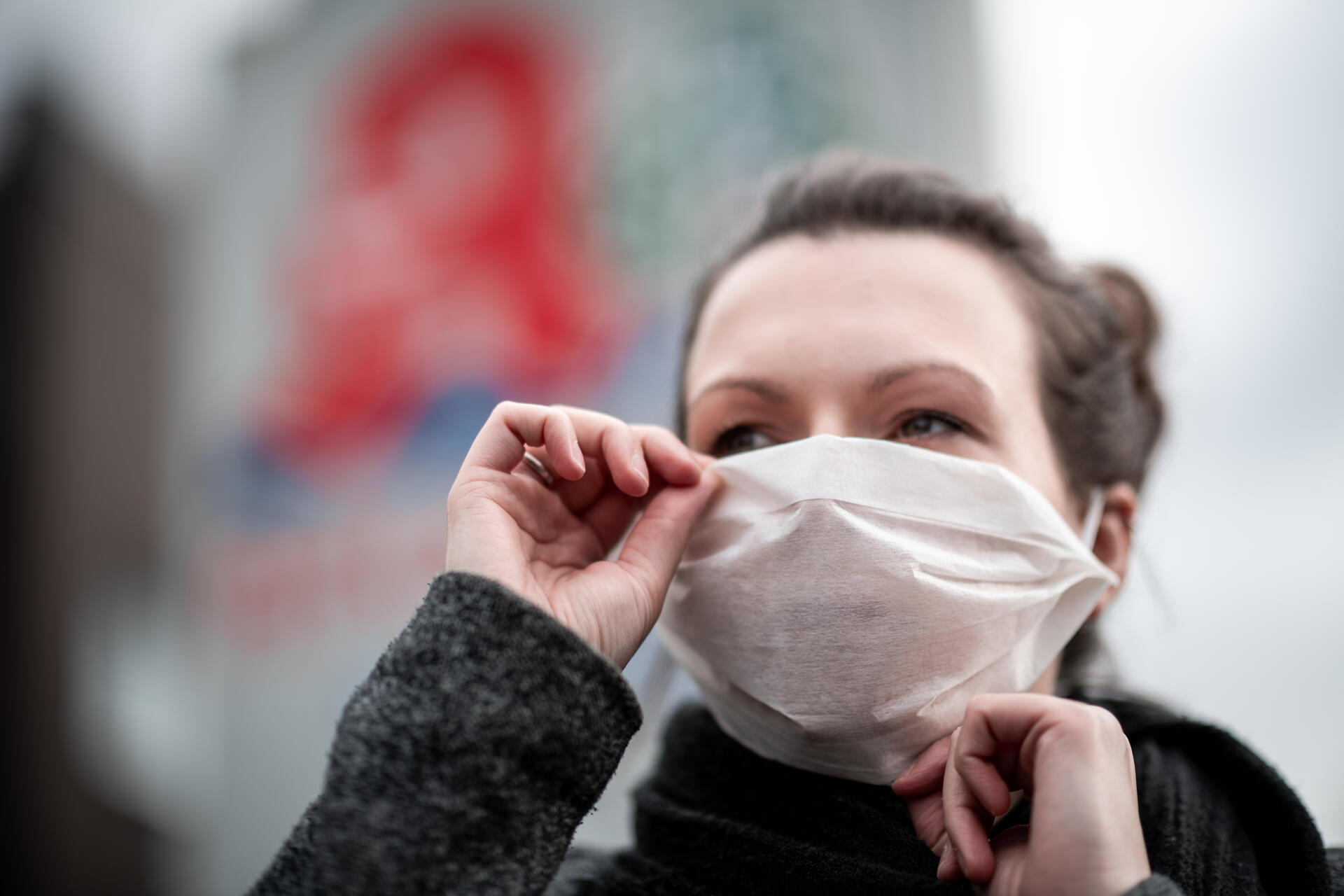 Zwar überall zu sehen, nützt aber vor allem anderen: ein Mundschutz. Zwar überall zu sehen, nützt aber vor allem anderen: ein Mundschutz.