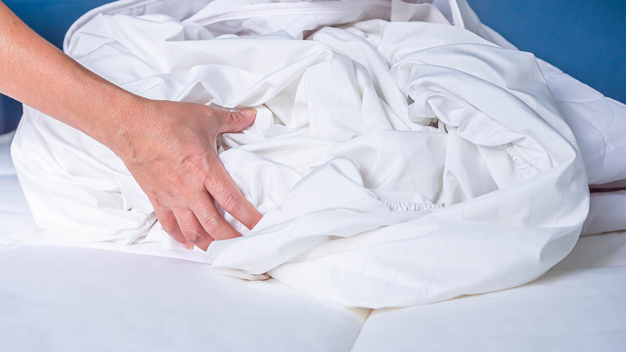 Hausstaubmilbenallergie: Bettdecken sollten alle 6 Wochen bei mindestens 60 Grad gewaschen werden.