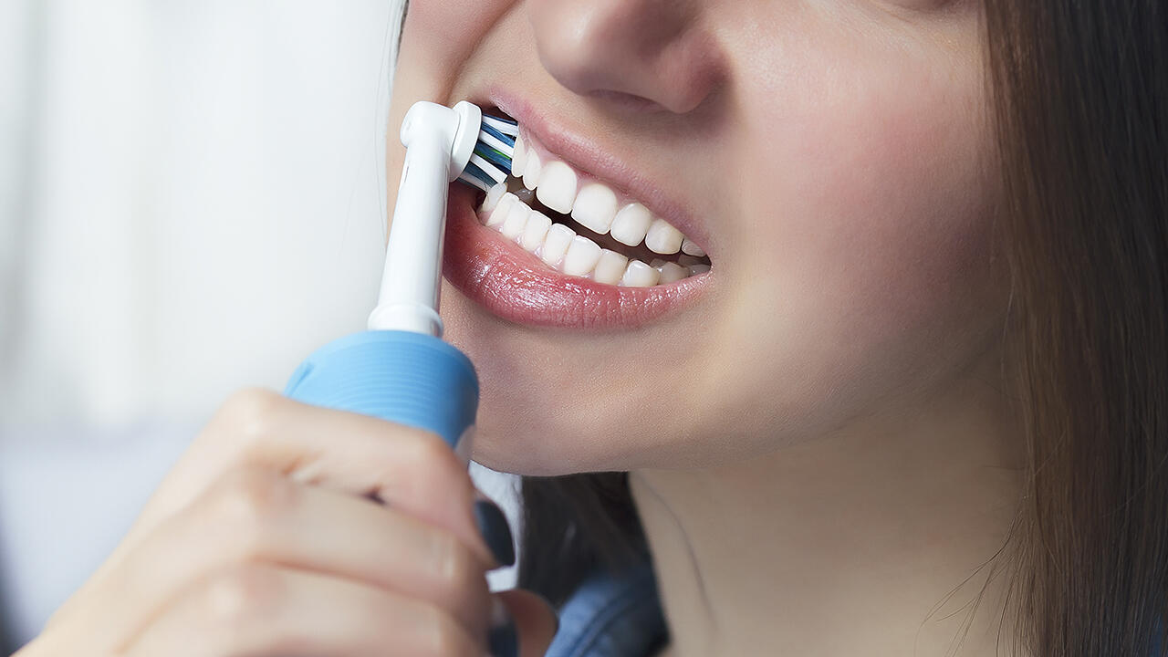 Elektrische Zahnbürsten im Test: Wir haben Schallzahnbürsten und Rotationszahnbürsten überprüft.