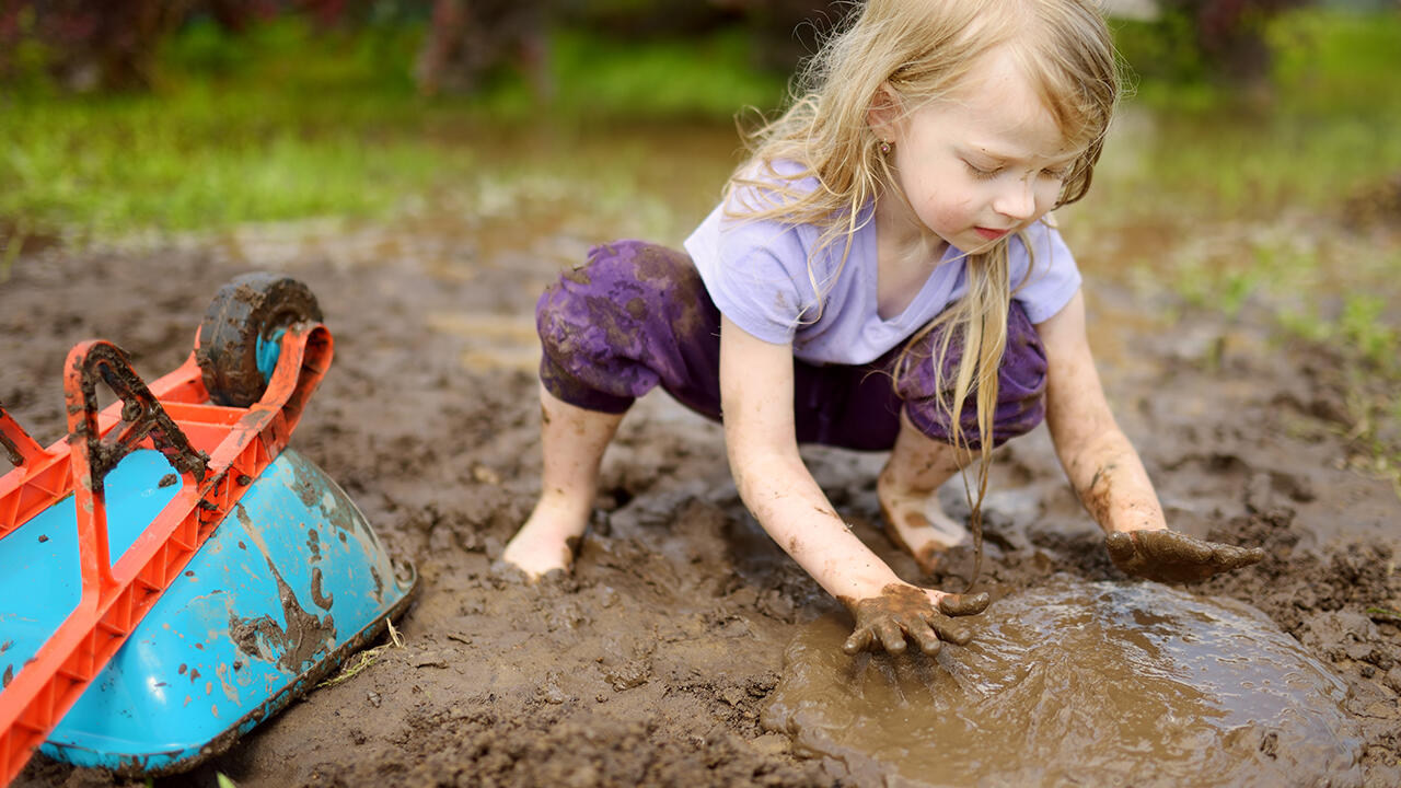 Kinder, die schon früh viel draußen in der Natur spielen dürfen, sind besser vor Allergien geschützt.