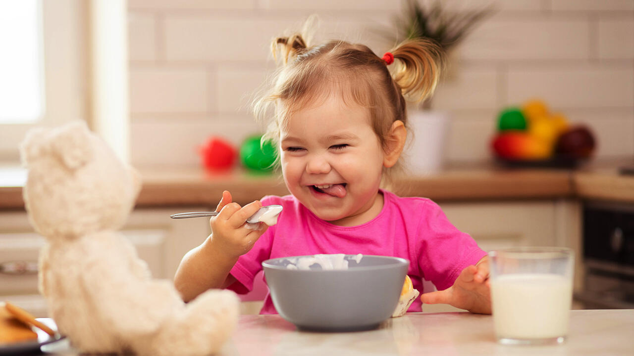 Ab dem ersten Geburtstag dürfen Sie Ihrem Kind auch zur Abwechslung Pflanzenmilch geben. Ab dem ersten Geburtstag dürfen Sie Ihrem Kind auch zur Abwechslung Pflanzenmilch geben.