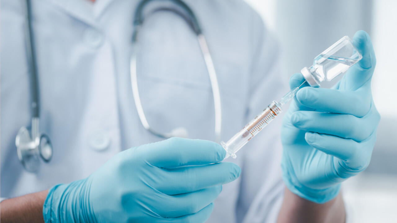 Eine Auffrischimpfung gegen das Coronavirus wird empfohlen, ob auch eine vierte Impfung sinnvoll ist, ist noch nicht abschließend geklärt. Eine Auffrischimpfung gegen das Coronavirus wird empfohlen, ob auch eine vierte Impfung sinnvoll ist, ist noch nicht abschließend geklärt.