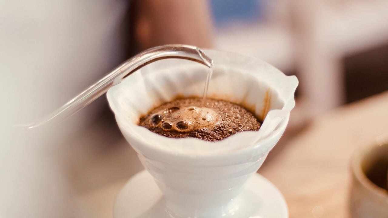 Beim Kaffee kochen kann man folgenschwere Fehler begehen, z. B. das Kaffeepulver mit kochendem Wasser übergießen. Beim Kaffee kochen kann man folgenschwere Fehler begehen, z. B. das Kaffeepulver mit kochendem Wasser übergießen.