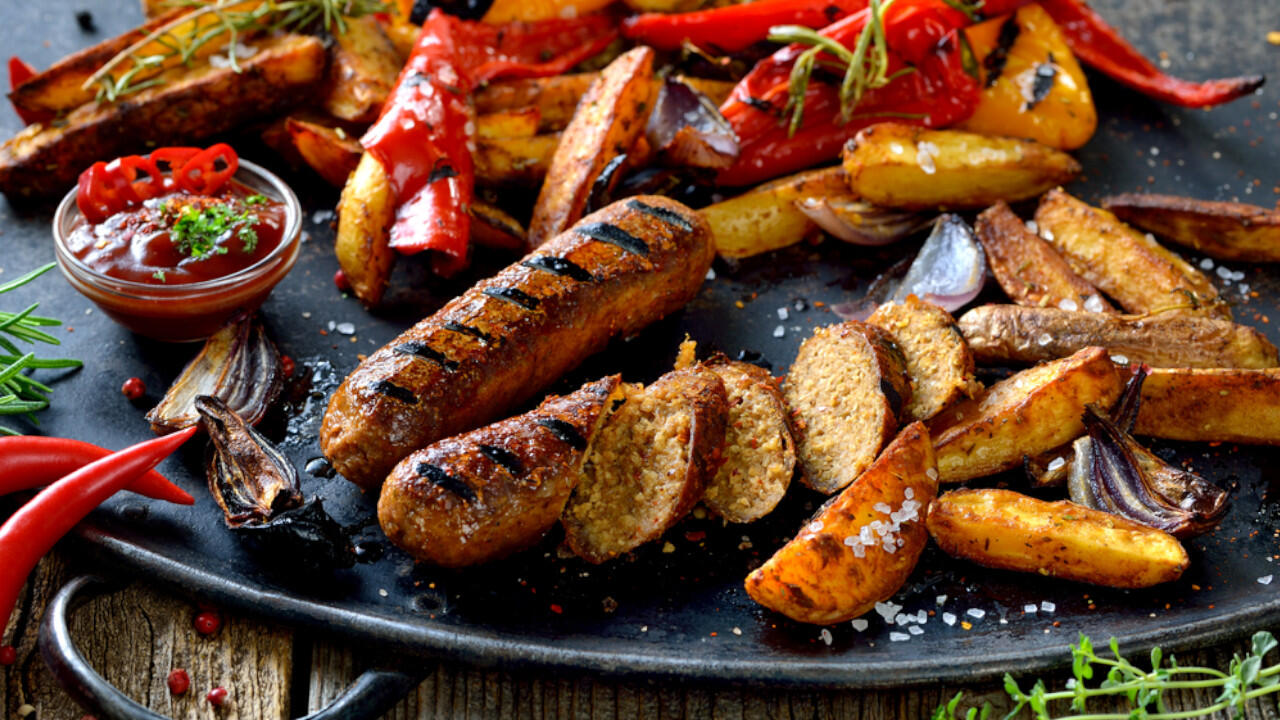 Selbst gemachte vegane Wurst schmeckt gegrillt besonders gut. Selbst gemachte vegane Wurst schmeckt gegrillt besonders gut.