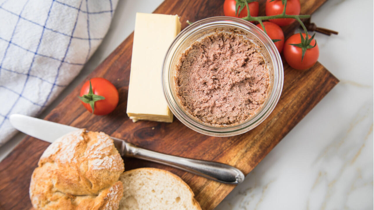 Vegane Leberwurst können Sie selbst zusammenmixen. Vegane Leberwurst können Sie selbst zusammenmixen.
