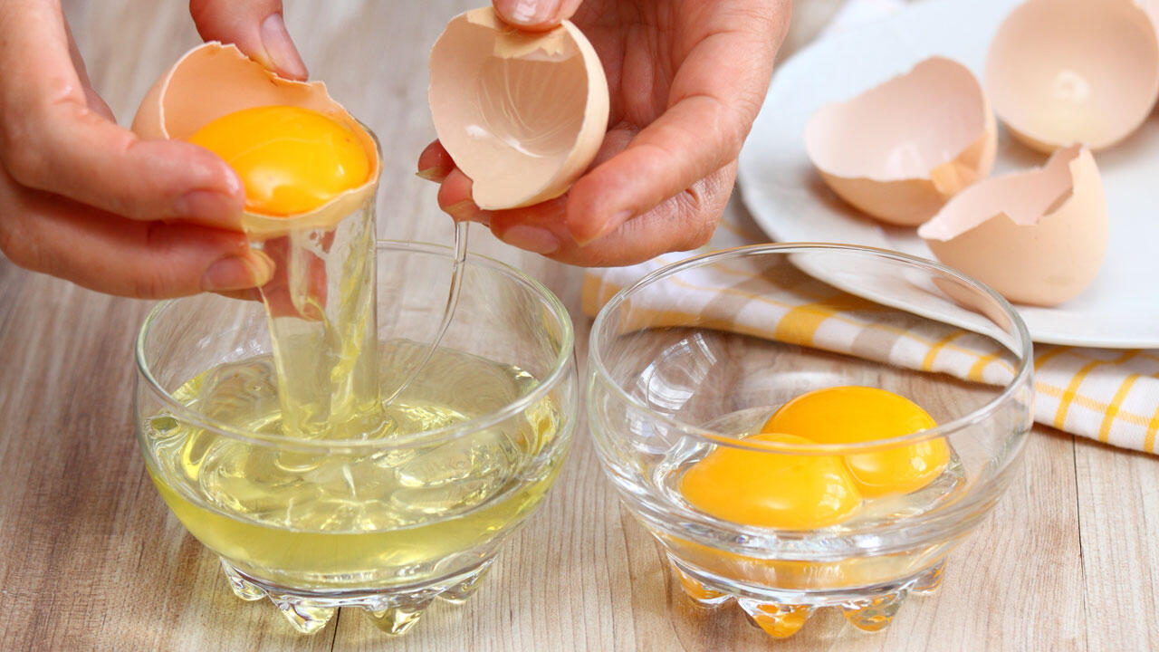 Für Eierlikör benötigen Sie nur Eigelbe. Das Eiweiß können Sie für Makronen oder Kuchen weiterverwenden.