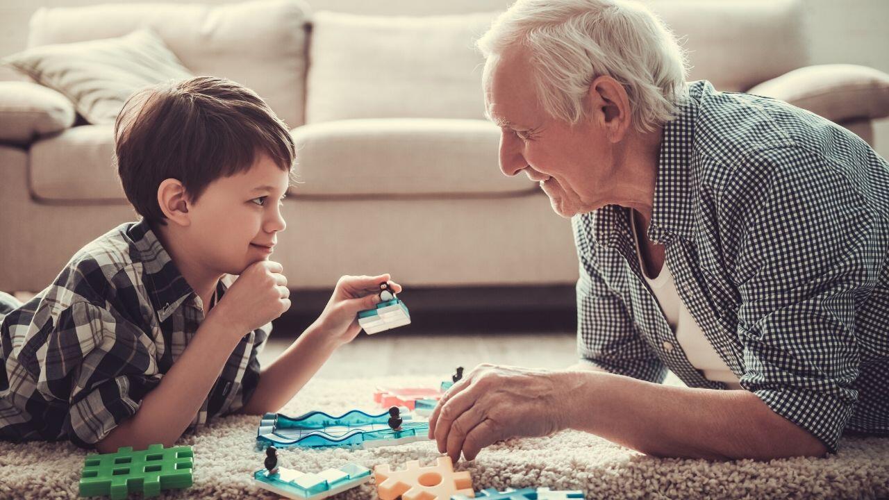 Corona-Krise: Weil ältere Menschen zur Risikogruppe gehören, sollen Großeltern ihre Enkelkinder nach offizieller Empfehlung nicht mehr betreuen.