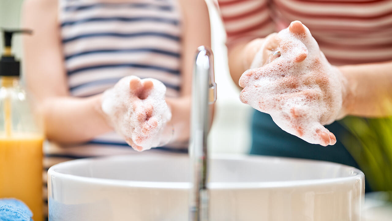 Kinderseife kann helfen, aus dem lästigen Händewaschen einen schaumigen Spaß zu machen