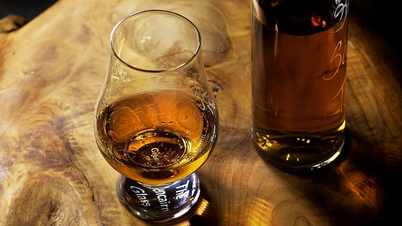 Nur als Notlösung sinnvoll: Auch (Trink-)Alkohol mit mindestens 62 % kann Viren inaktivieren. Nur als Notlösung sinnvoll: Auch (Trink-)Alkohol mit mindestens 62 % kann Viren inaktivieren.