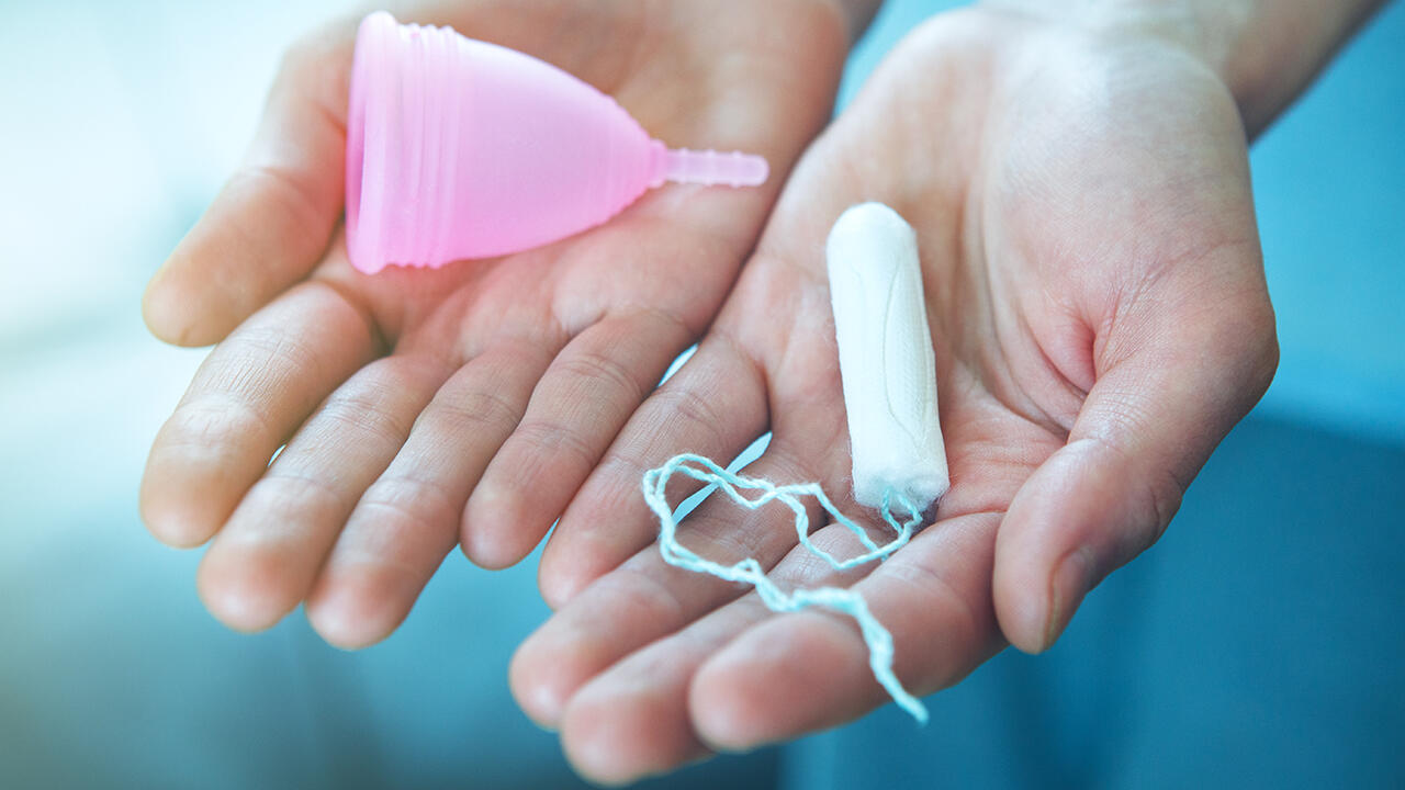 Menstruationstassen und Tampons: Wir können viele Produkte im Test mit "sehr gut" empfehlen. Menstruationstassen und Tampons: Wir können viele Produkte im Test mit "sehr gut" empfehlen.