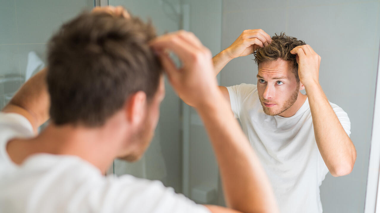 Mit Haargel oder Haarwachs: Etwa 41 Prozent der Männer stylen ihre Haare täglich oder fast jeden Tag. Mit Haargel oder Haarwachs: Etwa 41 Prozent der Männer stylen ihre Haare täglich oder fast jeden Tag.