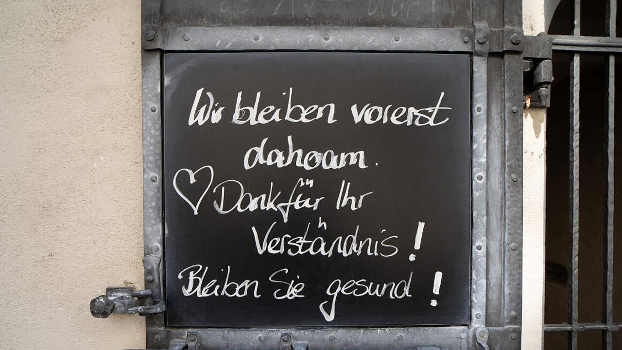 Restaurants, Kneipen und Cafés sind geschlossen. Ausnahme ist Essen to go Restaurants, Kneipen und Cafés sind geschlossen. Ausnahme ist Essen to go