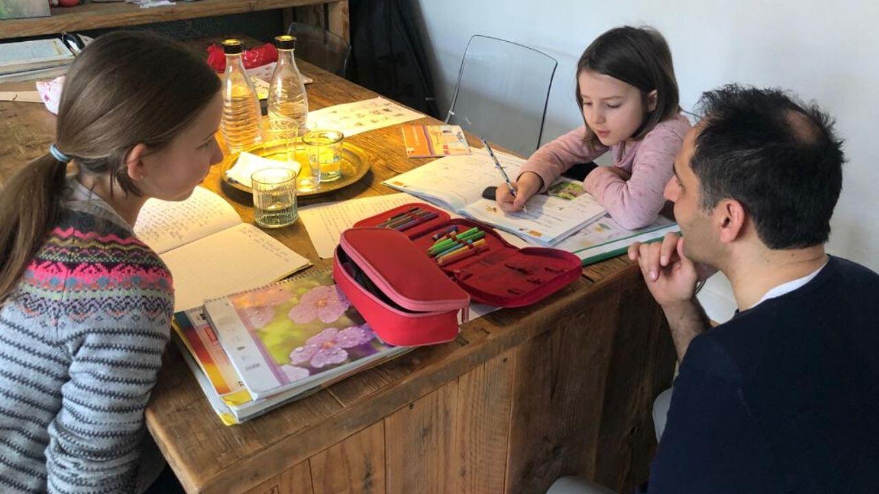 Eltern unterrichten ihre Kinder: In Zeiten von Corona ist Homeschooling angesagt. Eltern unterrichten ihre Kinder: In Zeiten von Corona ist Homeschooling angesagt.