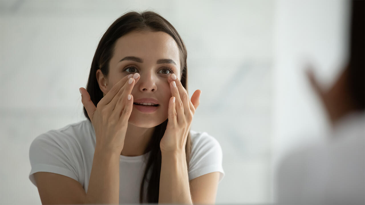 Creme möglichst ohne zu zerren um die Augen auftragen und sanft einklopfen. Am besten von innen nach außen vorgehen. Creme möglichst ohne zu zerren um die Augen auftragen und sanft einklopfen. Am besten von innen nach außen vorgehen.