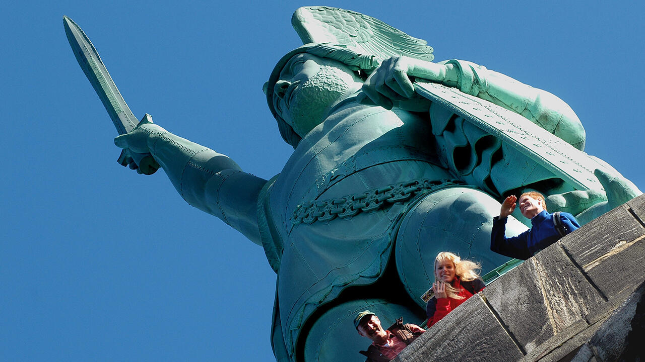 Imposant: Das Hermannsdenkmal. das auf der Route des Hermannshöhen Fernwanderwegs liegt, bietet eine spektakuläre Aussicht.