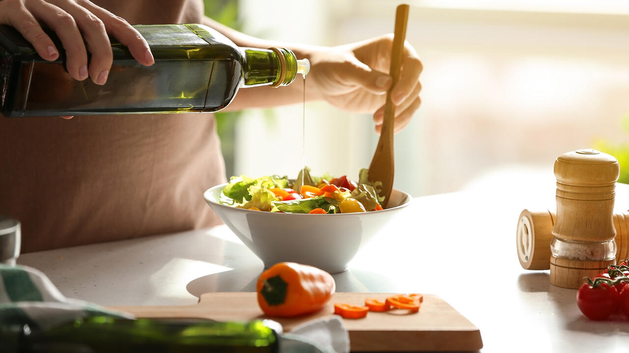Olivenöl kann prima ein Teil einer gesunden Ernährung sein, wenn es frei von Schadstoffen ist. Olivenöl kann prima ein Teil einer gesunden Ernährung sein, wenn es frei von Schadstoffen ist.
