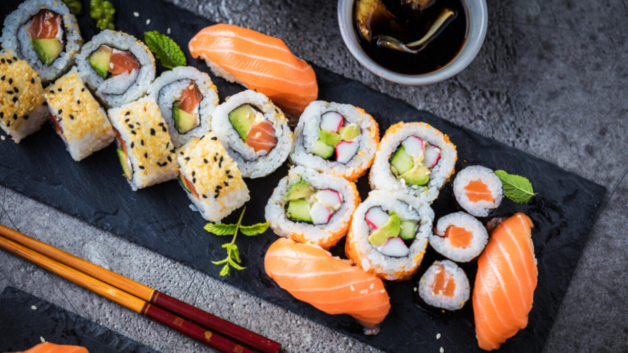 Sushi mit rohem Fisch ist für Schwangere und Kleinkinder nicht geeignet.
