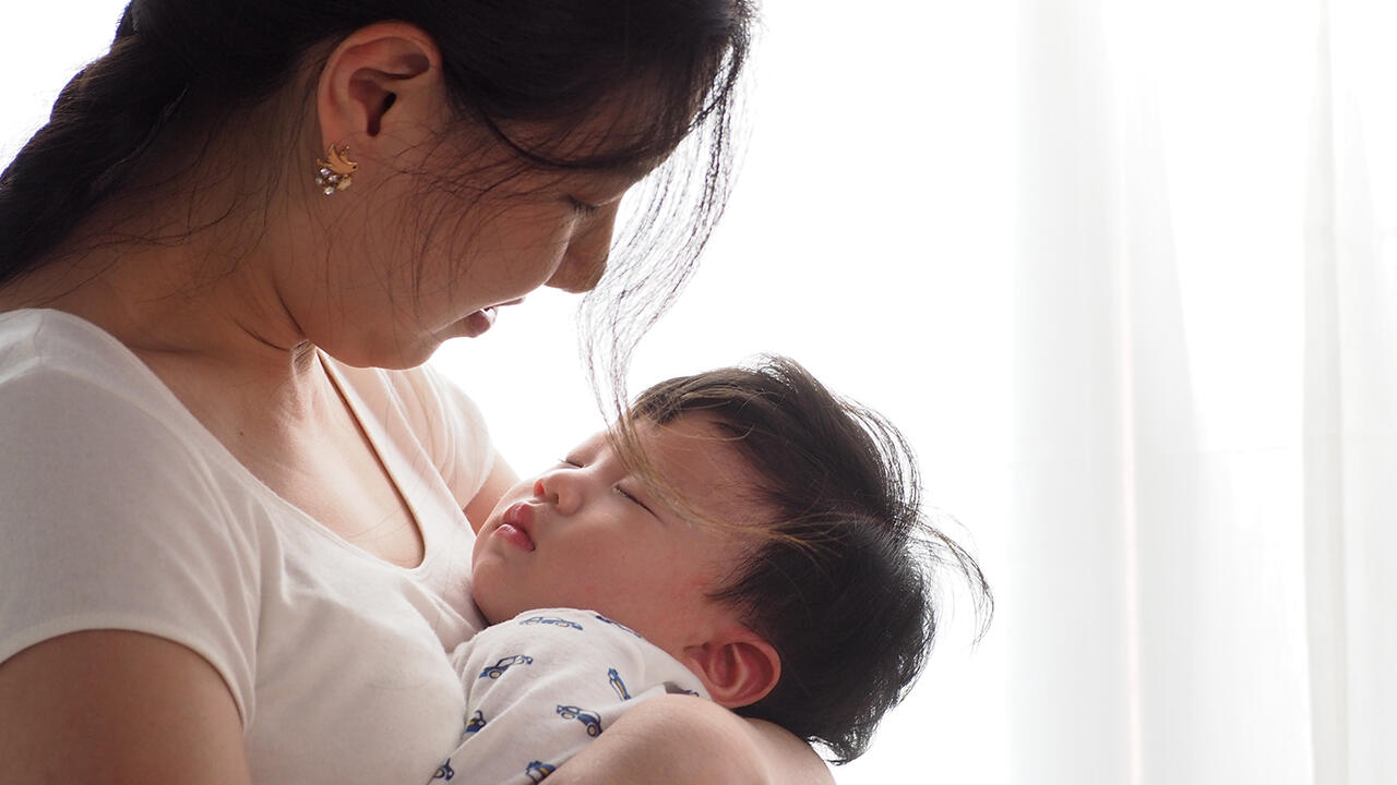 Um es zum Schlafen zu bringen, laufen viele Eltern stundenlang mit dem Baby auf dem Arm durch die Wohnung. Um es zum Schlafen zu bringen, laufen viele Eltern stundenlang mit dem Baby auf dem Arm durch die Wohnung.