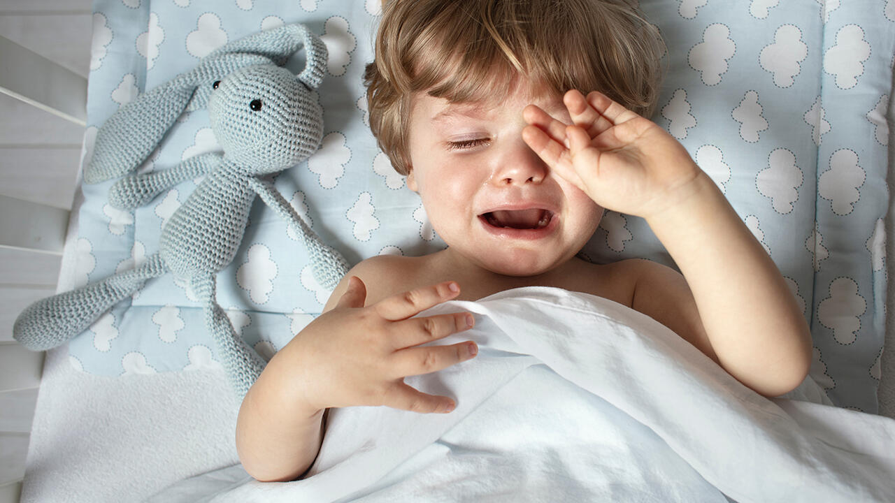 Baby schläft nicht: Eltern sollten das Schlafverhalten ihrer Kinder nicht miteinander vergleichen. Einschlafen lernen ist sehr individuell. Baby schläft nicht: Eltern sollten das Schlafverhalten ihrer Kinder nicht miteinander vergleichen. Einschlafen lernen ist sehr individuell.