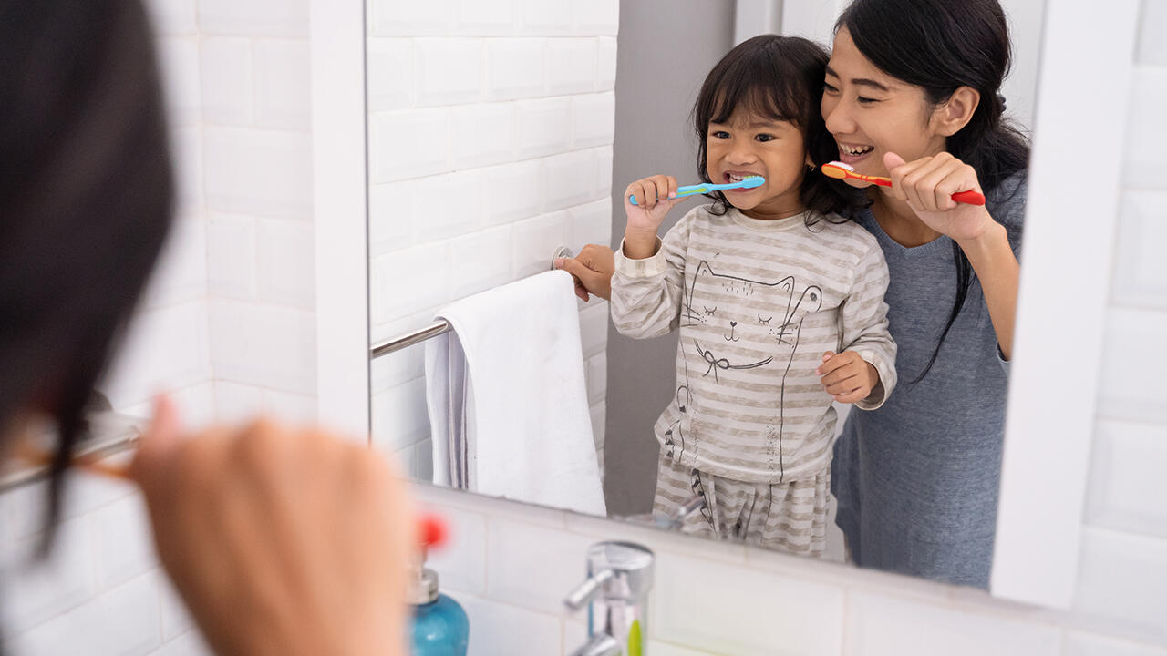 Brushing teeth with children: Parents are responsible for keeping their children's teeth clean.