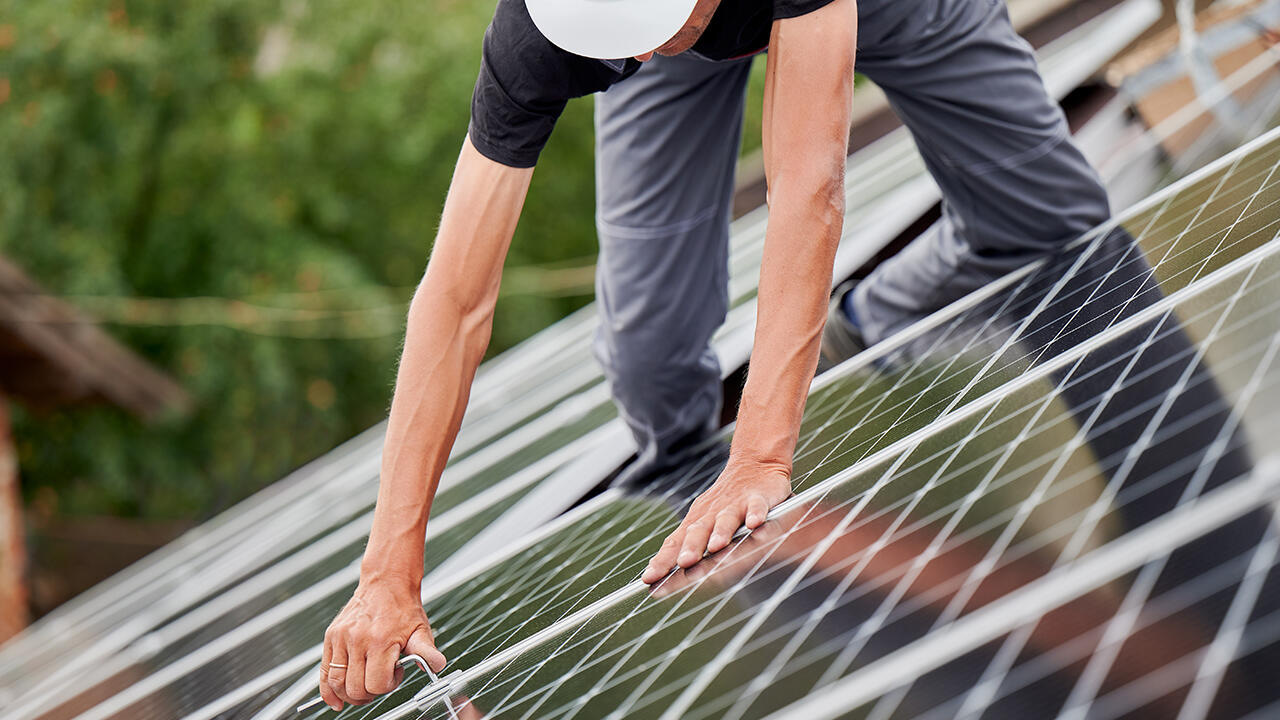 Wer sein Haus zu einem Energieeffizienzhaus saniert möchte, kann mit einem satten staatlichen Zuschuss von bis zu 75.000 Euro rechnen. Das Gebäude muss jedoch mindestens fünf Jahre alt sein.