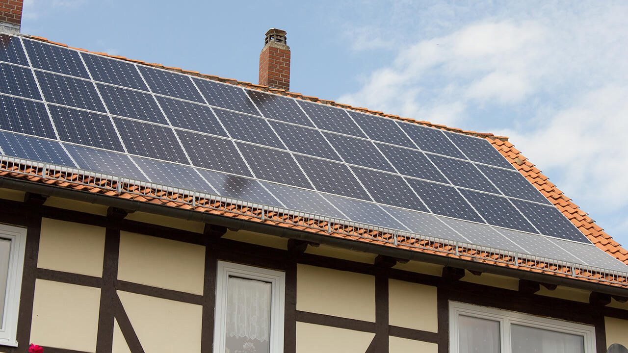 Auch mit Solaranlagen auf dem Dach werden erneuerbare Energien gefördert. 
